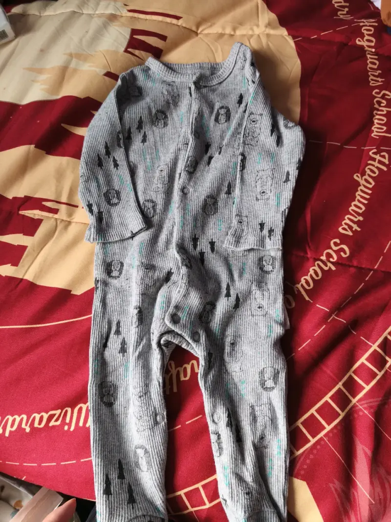 Pijama gris para bebé con estampado - 1