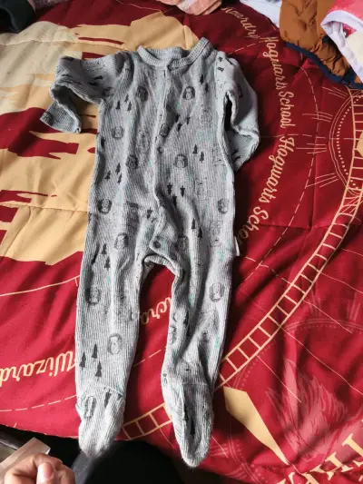 Pijama gris para bebé con estampado - miniatura 2
