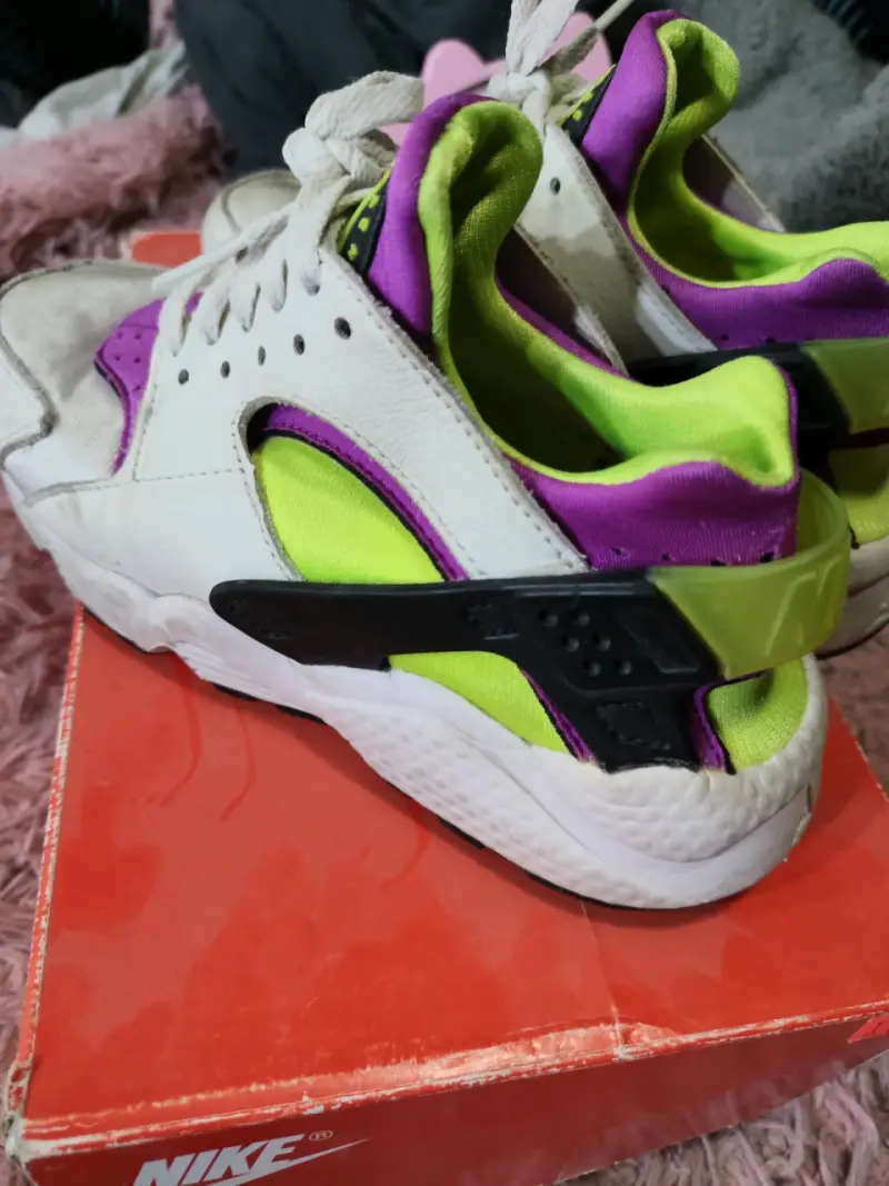 Zapatillas deportivas blanco y morado