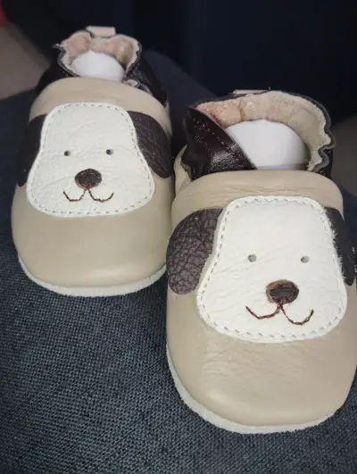 Zapatos de bebé con diseño de perrito - miniatura 2