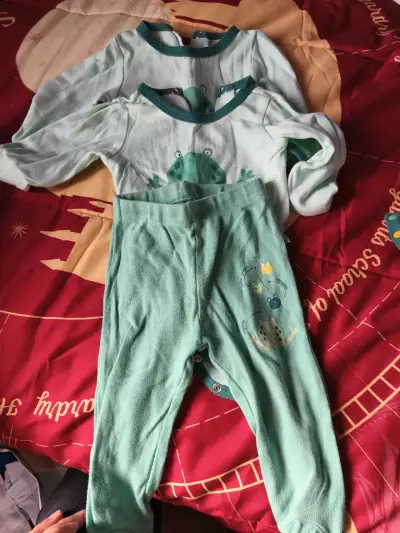 Pijama infantil verde con estampado - miniatura 1
