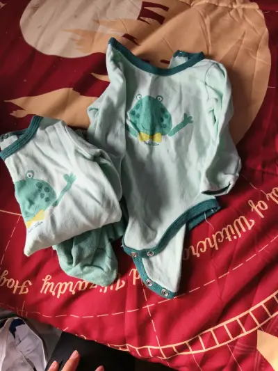 Pijama infantil verde con estampado - miniatura 2