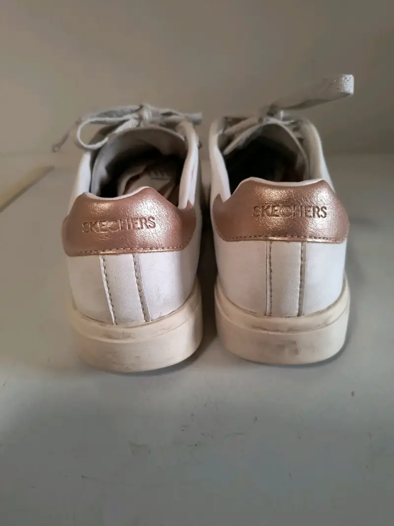 Zapatillas Skechers blancas y doradas - 1