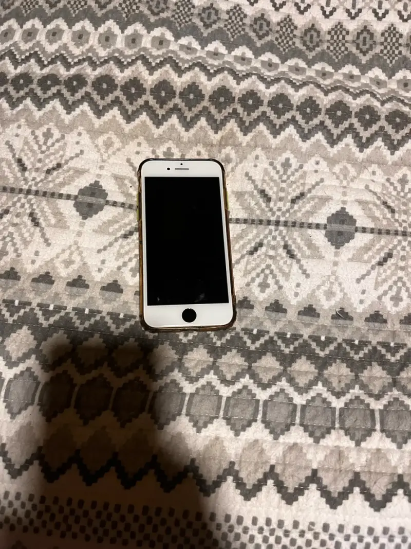 Smartphone blanco con funda - 1