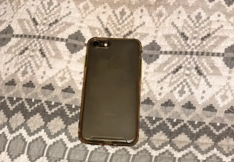 Smartphone blanco con funda - 2