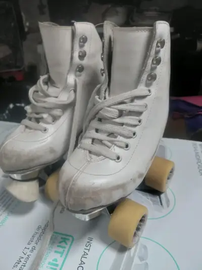 Patines de ruedas blancos usados - miniatura 1