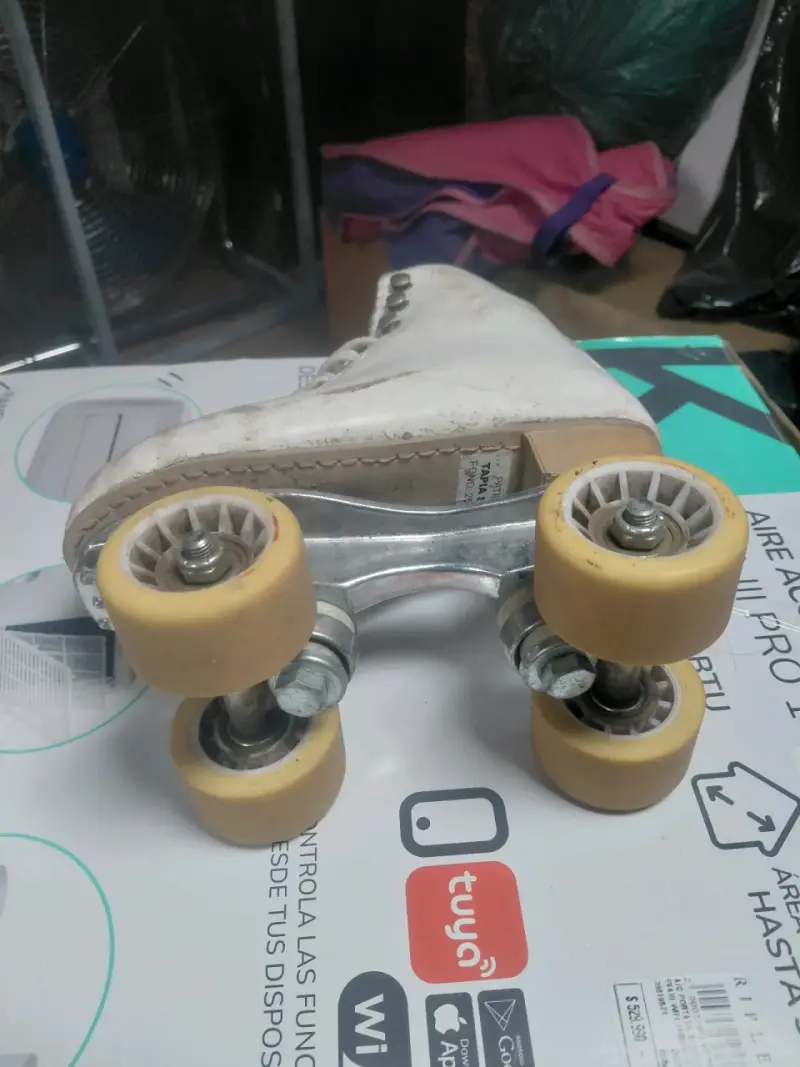Patines de ruedas blancos usados - 2