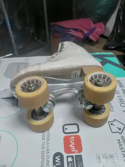 Patines de ruedas blancos usados - miniatura 2