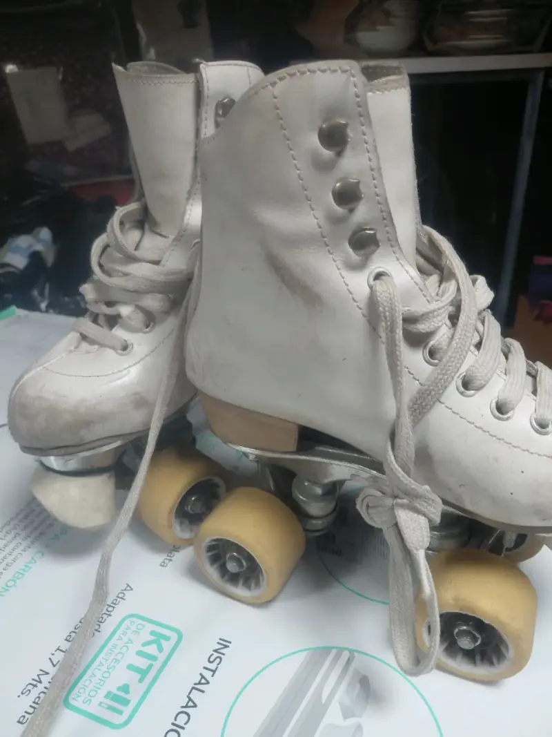 Patines de ruedas blancos usados - 3