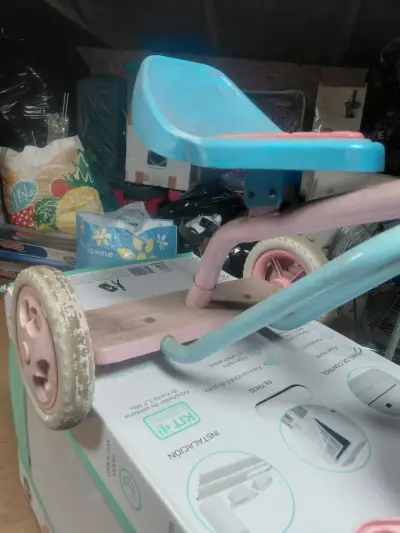 Triciclo infantil rosa y azul - miniatura 3