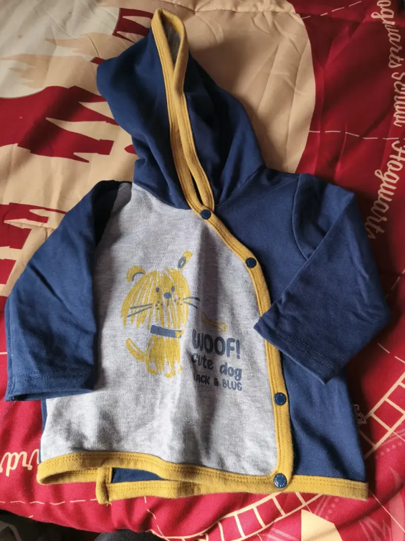 Abrigo infantil azul con diseño - 1