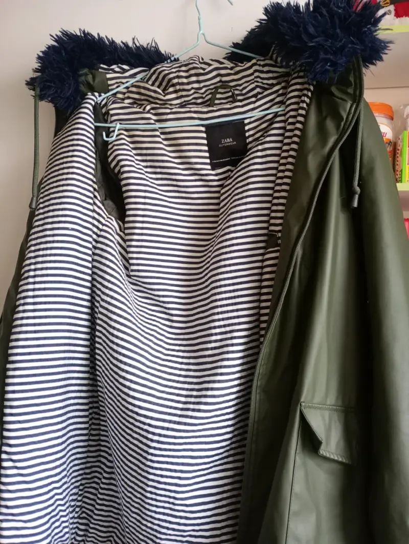 Parka verde con capucha de pelo