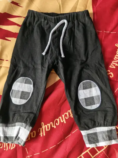 Pantalón infantil negro con rodilleras - miniatura 1