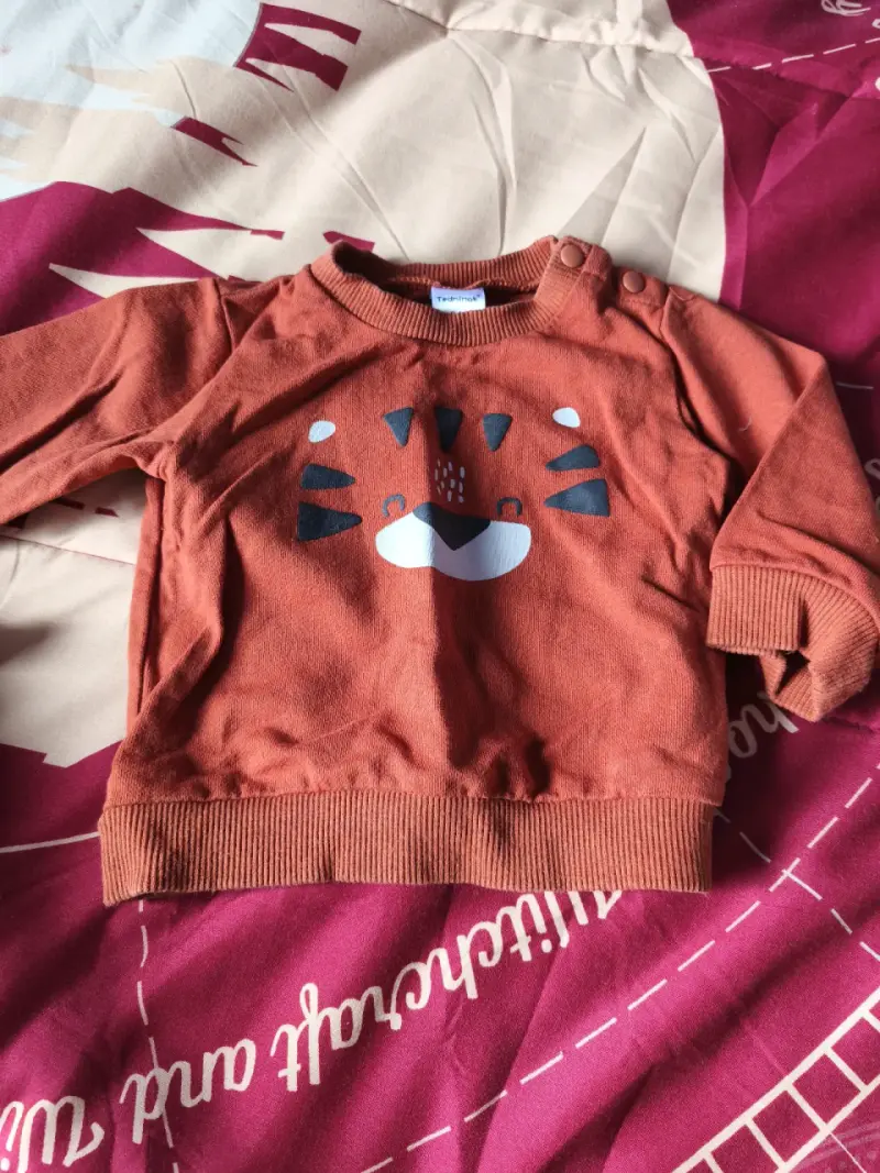 Polerón niño con diseño tigre