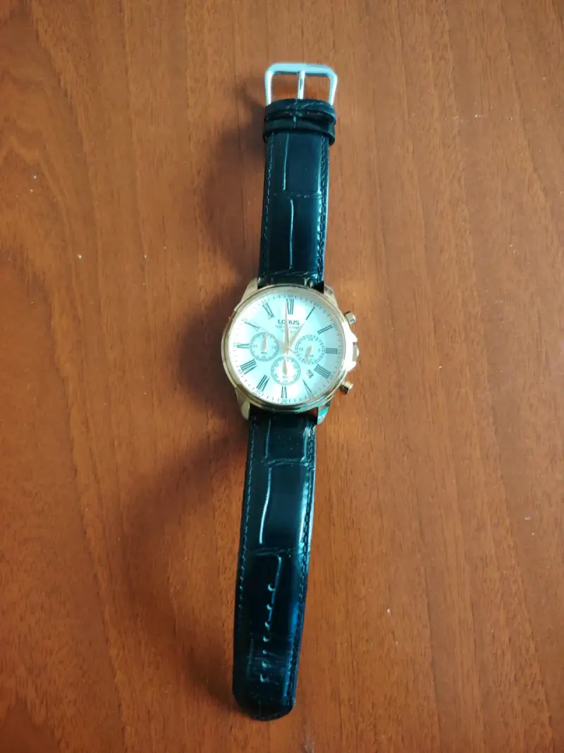 Reloj dorado con correa negra - 1
