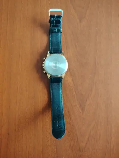 Reloj dorado con correa negra - miniatura 2