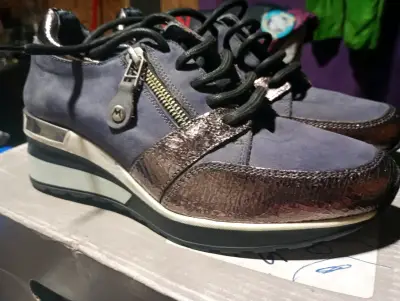 Zapatos con diseño y detalles dorados, mingo - miniatura 1
