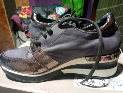 Zapatos con diseño y detalles dorados, mingo - miniatura 2