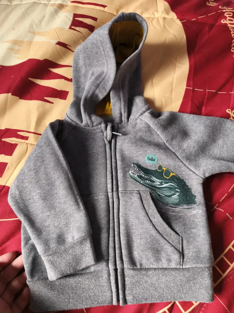 Polerón buzocon capucha estampado gris