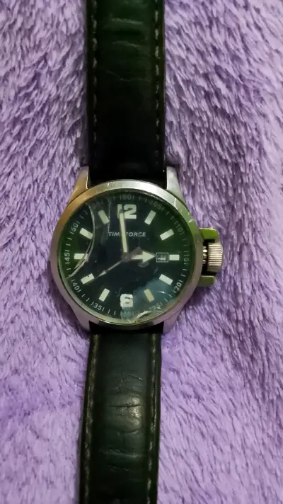 Reloj análogo con correa negra - miniatura 1