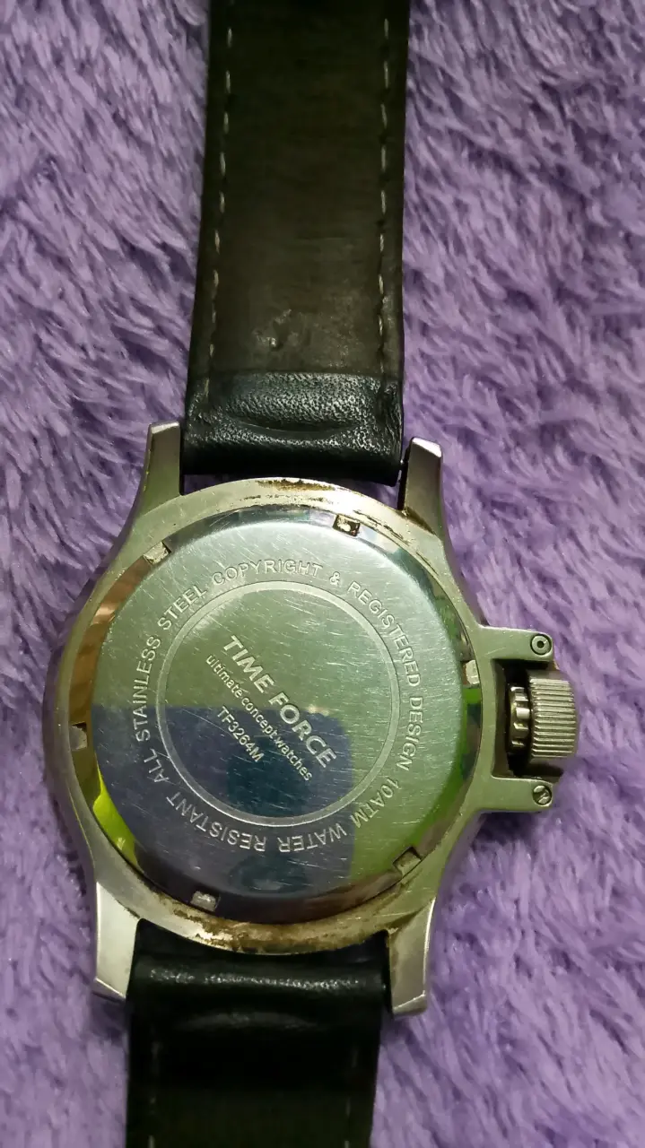 Reloj análogo con correa negra - 2