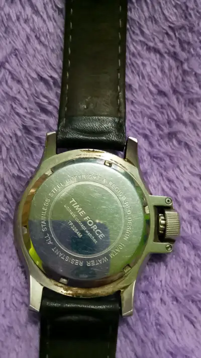 Reloj análogo con correa negra - miniatura 2