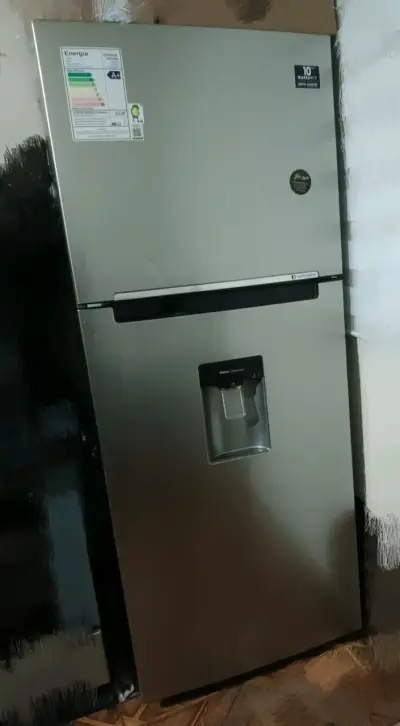 Refrigerador con dispensador de agua - miniatura 1