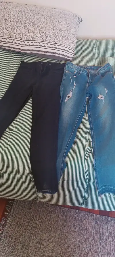 Jeans azules y negros - miniatura 2