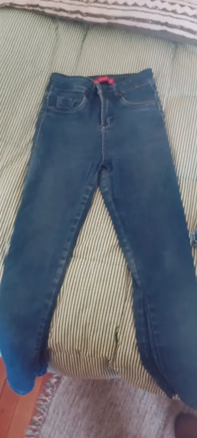 Jeans azules y negros - miniatura 3