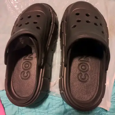 Sandalias tipo crocs negras - miniatura 1