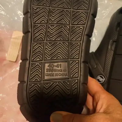 Sandalias tipo crocs negras - miniatura 2