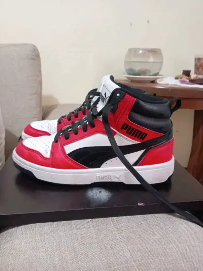 Zapatillas Puma rojas y blancas - miniatura 2