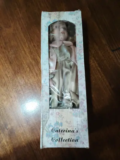Muñeca de colección Caterina - miniatura 1