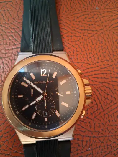Reloj Michael Kors negro y dorado - miniatura 1