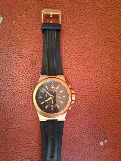 Reloj Michael Kors negro y dorado - miniatura 2
