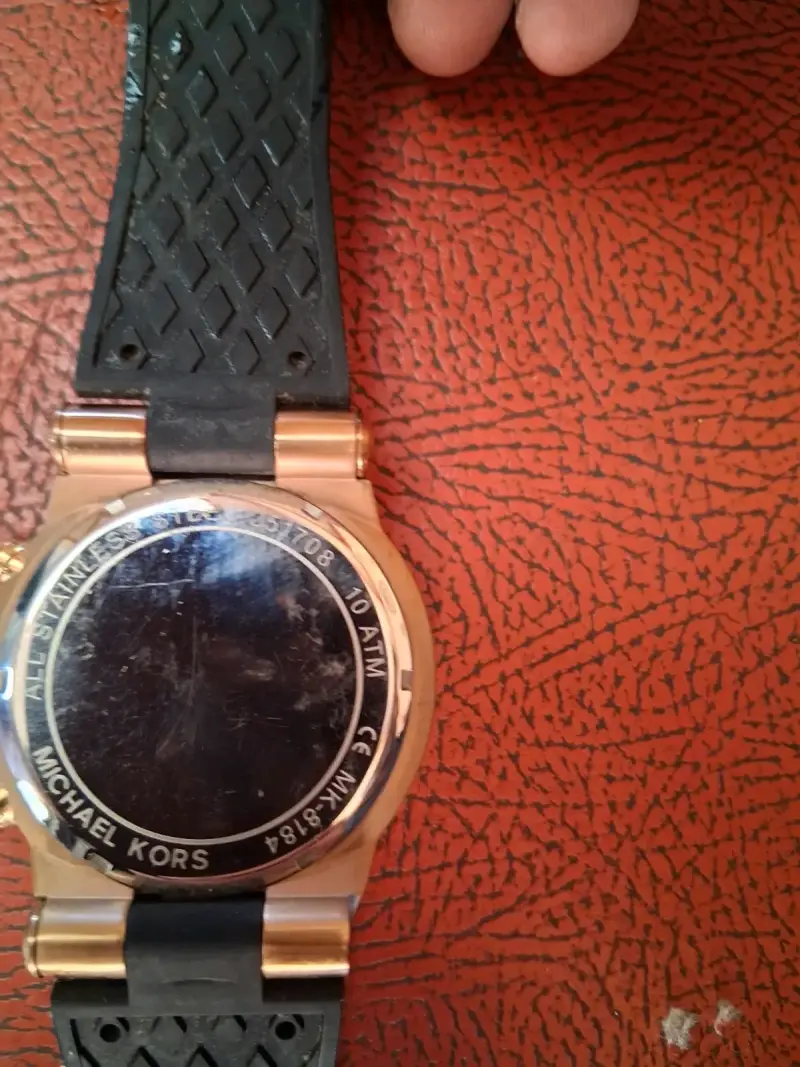 Reloj Michael Kors negro y dorado - 3