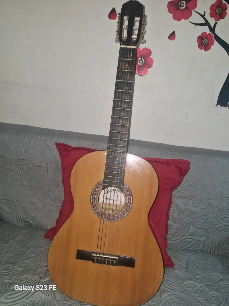 Guitarra clásica de madera