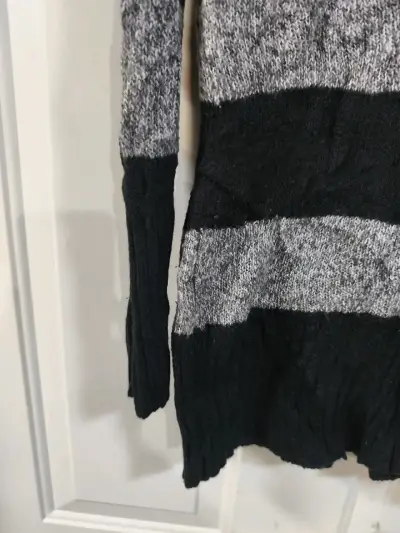 Suéter a rayas negro y gris - miniatura 2