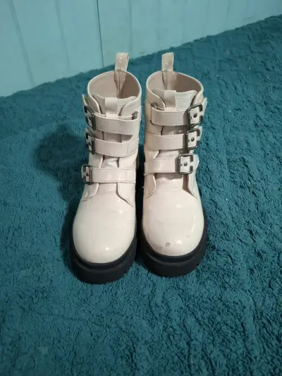 Botas beige con hebillas - miniatura 1