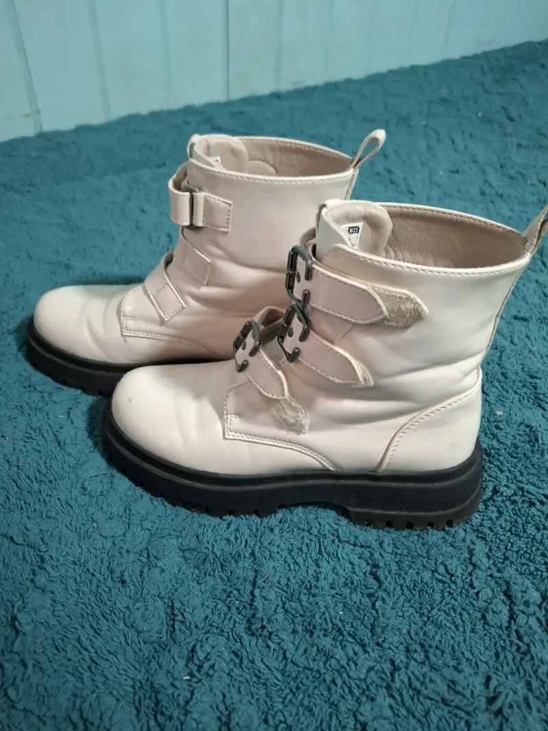 Botas beige con hebillas - 2