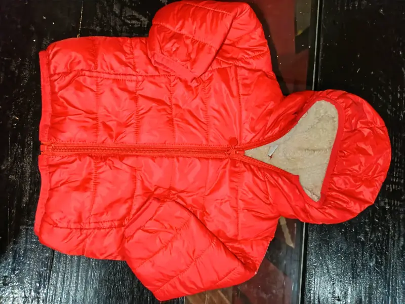 Chaqueta roja acolchada para niños