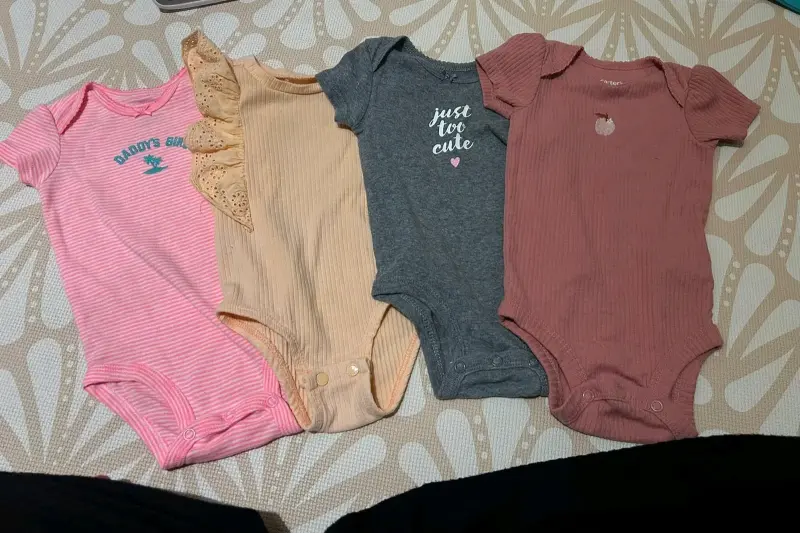 Pack de 4 bodies de bebé variados - 1