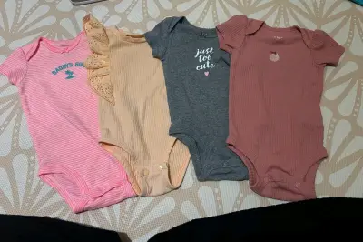 Pack de 4 bodies de bebé variados - miniatura 1