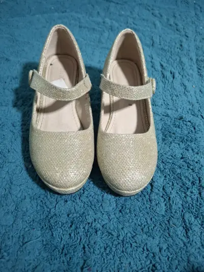 Zapatos de niña dorados brillantes - miniatura 1