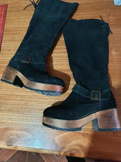 Botas negras de gamuza con tacón - miniatura 1