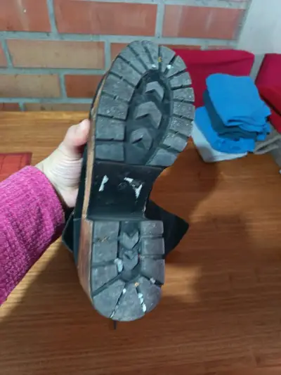 Botas negras de gamuza con tacón - miniatura 2