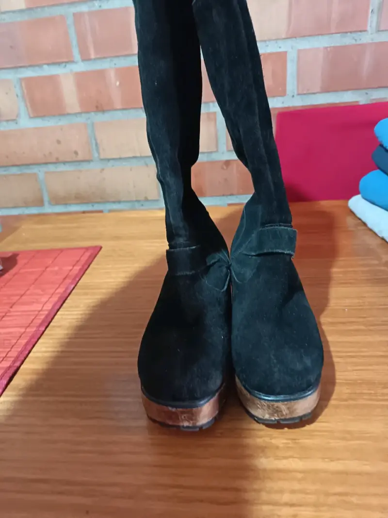 Botas negras de gamuza con tacón - 3