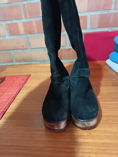 Botas negras de gamuza con tacón - miniatura 3