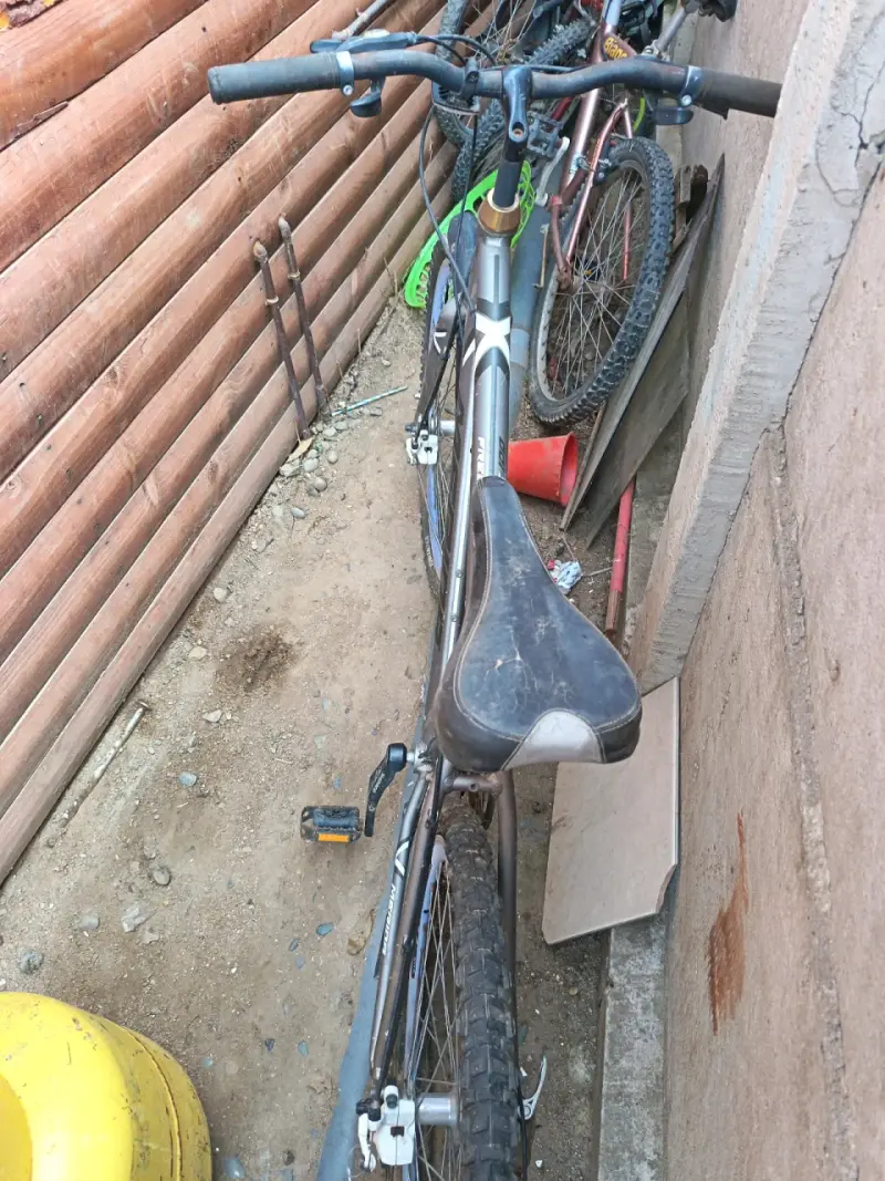 Bicicleta de montaña gris - 2