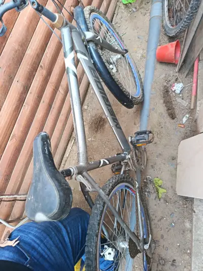 Bicicleta de montaña gris - miniatura 3